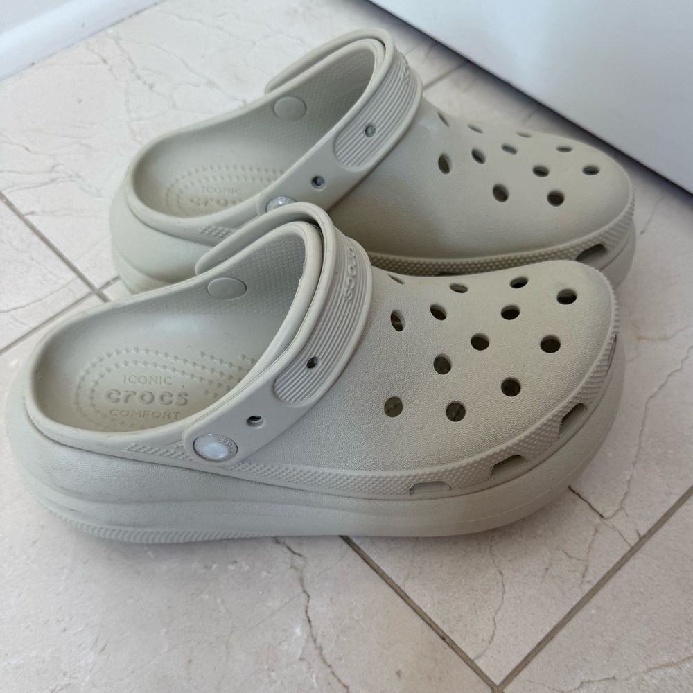 Crocs women’s platform Clog
